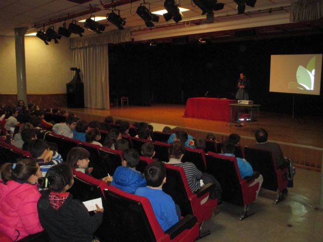Los alumnos de los colegios de  Cehegín reciben charlas  sobre la concienciación del bienestar animal - 3, Foto 3