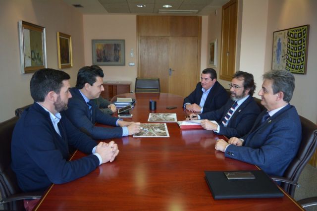 El consejero de Fomento presentó al Alcalde la remodelación del enlace de Pozo Aledo con la AP-7 cuyo proyecto estará redactado antes del verano - 1, Foto 1