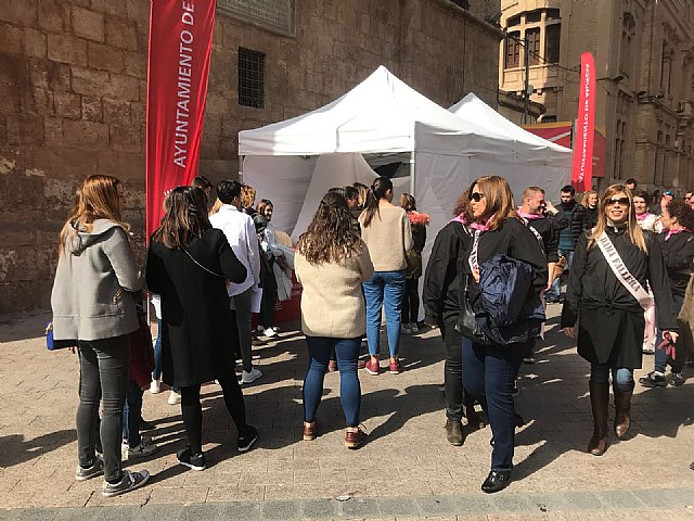 Un centenar de personas participan en la sesión de fotos para poner el rostro a las Fiestas de Primavera - 1, Foto 1