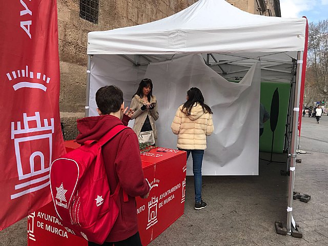Un centenar de personas participan en la sesión de fotos para poner el rostro a las Fiestas de Primavera - 2, Foto 2