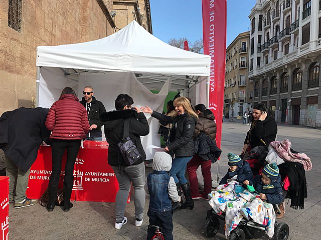 Un centenar de personas participan en la sesión de fotos para poner el rostro a las Fiestas de Primavera - 3, Foto 3