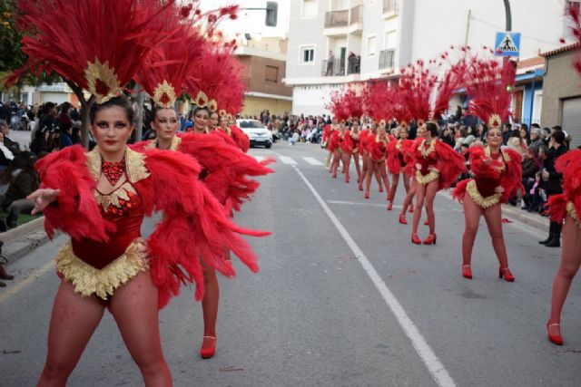 Las peñas locales ofrecen su mejor versin en un colorista y divertido desfile de carnaval, Foto 1
