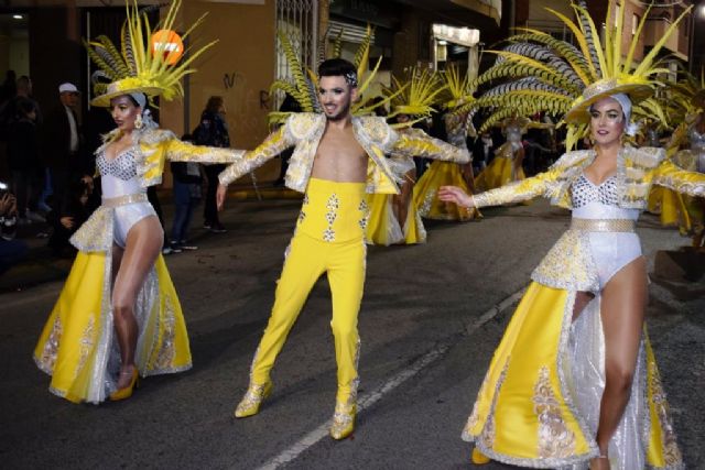 Las peñas locales ofrecen su mejor versin en un colorista y divertido desfile de carnaval, Foto 4