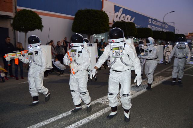 Dos multitudinarios desfiles cierran el pregón del Carnaval torreño - 1, Foto 1