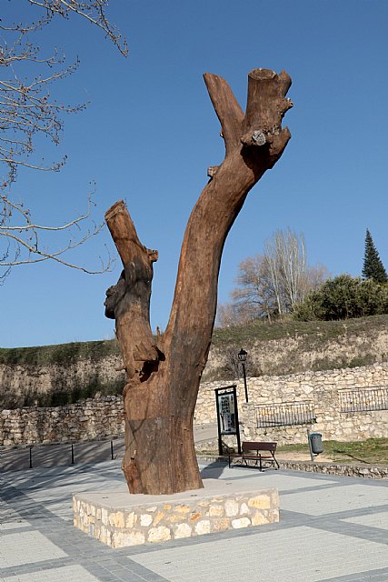 Pareja embellece y completa progresivamente el Parque de la Olma Vieja - 1, Foto 1