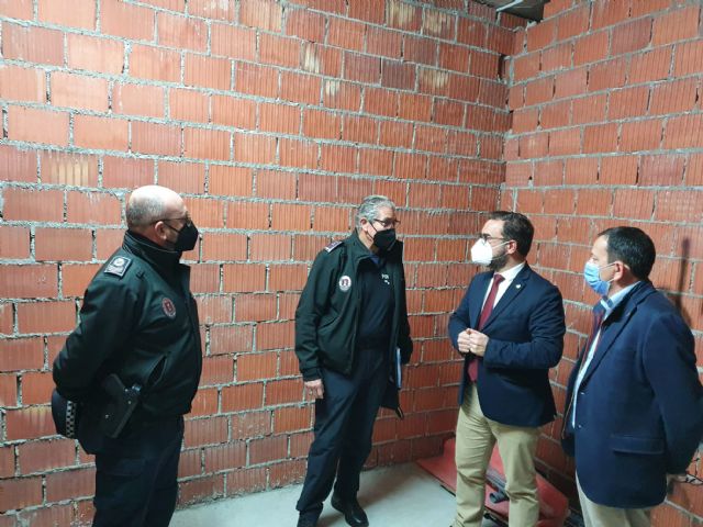 El alcalde de Lorca visita las obras de acondicionamiento del Cuartel de Policía Local del Barrio de San Cristóbal y que avanzan a muy buen ritmo - 2, Foto 2