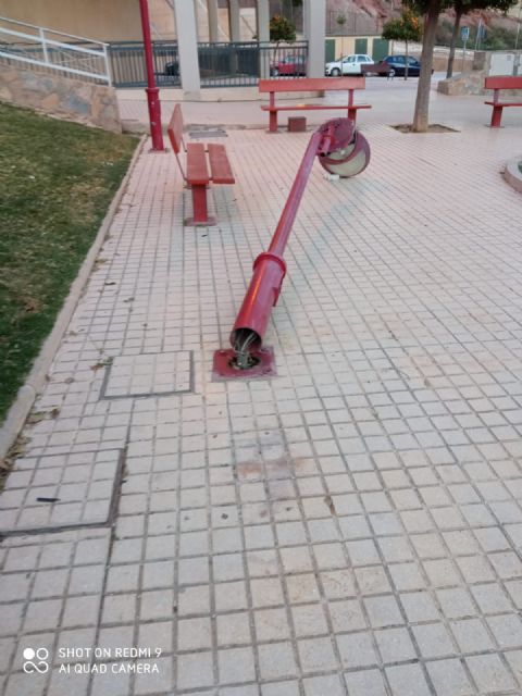 La falta de mantenimiento convierte al parque de la Verdad en una peligrosa zona de juegos - 1, Foto 1