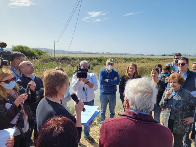 La portavoz de la Asociación de Vecinos Bahía Bella explica a los eurodiputados el estado del Mar Menor y los problemas de la urbanización, junto a la rambla del Albujón., Foto 1