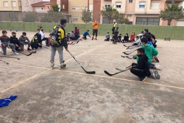 Alumnos del CEIP Cuatro Santos reciben la visita del Club Hockey Cartagena gracias al Programa ADE - 1, Foto 1