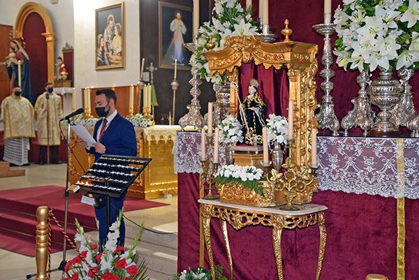 El Rvdo. Amador Domínguez Manchado Bendice una relpica de San Benito Abad - 1, Foto 1