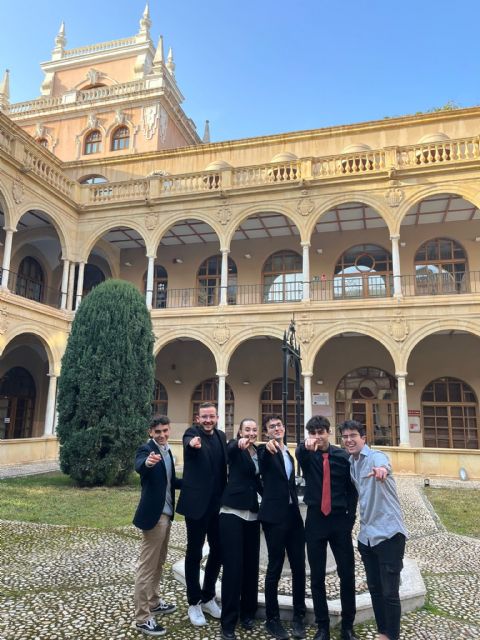 La estudiante torreña de Derecho Carmen Puente elegida al frente del Club de Debate de la Universidad de Murcia - 2, Foto 2
