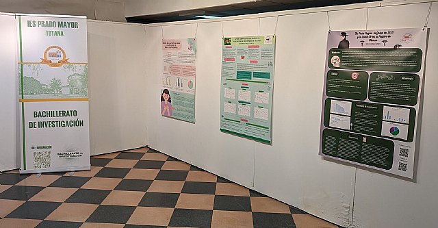 II Exposición de Pósteres Científicos del Bachillerato de Investigación del Instituto “Prado Mayor” de Totana, Foto 1