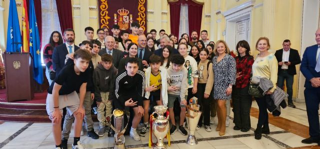 Alumnos del IES VALLE DEL SEGURA recibidos en Melilla por el presidente de la Ciudad Autónoma y el Seleccionador Nacional de Fútbol - 1, Foto 1