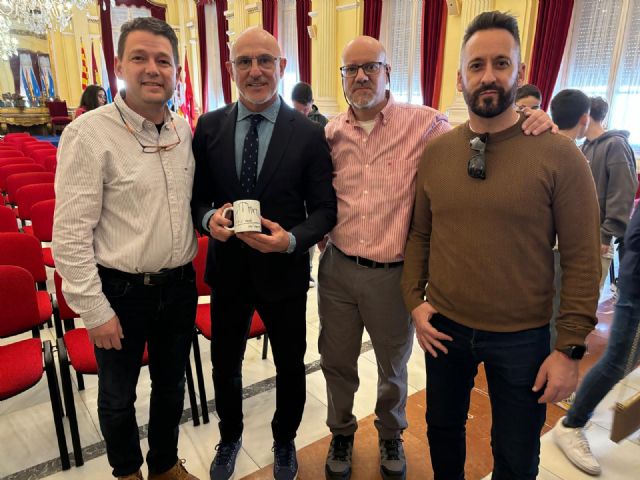 Alumnos del IES VALLE DEL SEGURA recibidos en Melilla por el presidente de la Ciudad Autónoma y el Seleccionador Nacional de Fútbol - 2, Foto 2