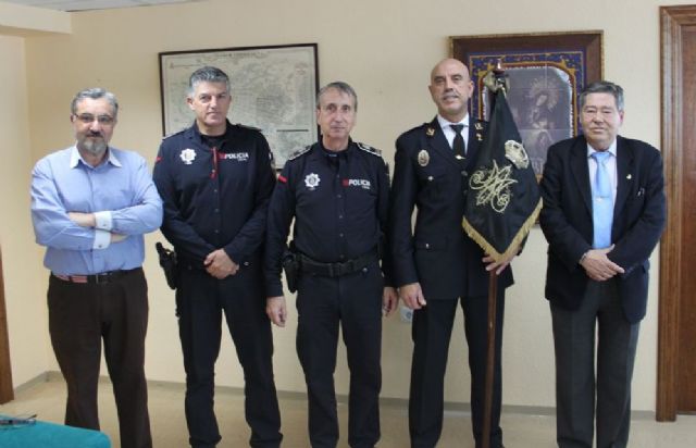 La Policía Local recibe el banderín de escolta de la Virgen de la Soledad - 1, Foto 1