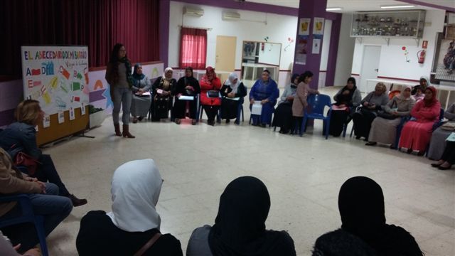Servicios Sociales se interesa por las alumnas de castellano de la Barriada Virgen de la Caridad - 1, Foto 1