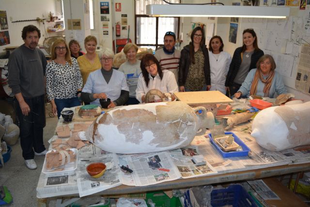 La alcaldesa y la edil de Igualdad visitan a las participantes en el taller de arqueología del Centro de la Mujer - 1, Foto 1