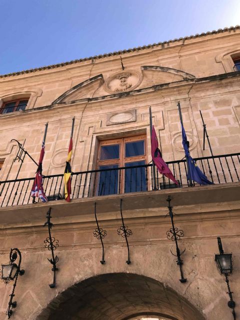 Banderas a media asta en el Ayuntamiento de Caravaca de la Cruz y dos minutos de silencio en actos oficiales - 1, Foto 1