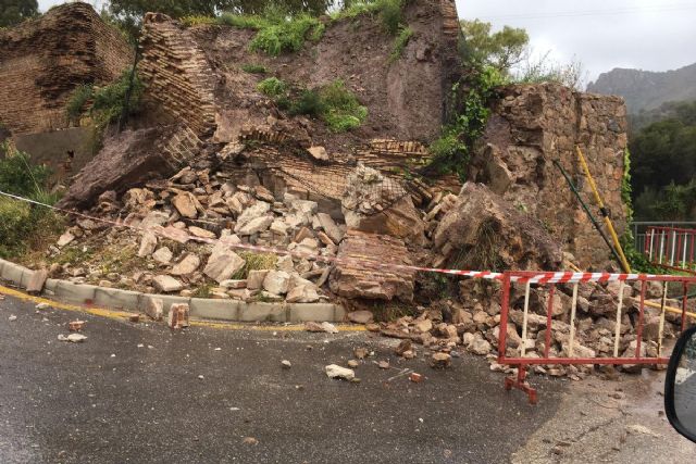 El Ayuntamiento informa a Bienes Culturales de la caída de un trozo de la Muralla de Carlos III - 1, Foto 1