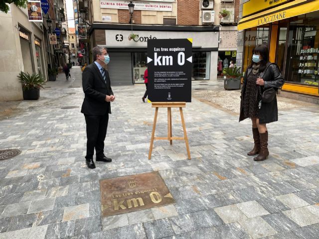 Una placa de bronce en la plaza Esteve Mora señala el kilómetro 0 de la Región - 1, Foto 1