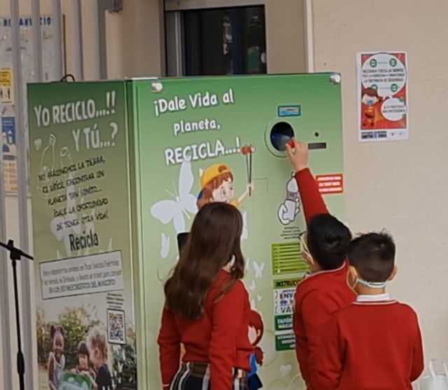 Instalan las primeras máquinas del municipio que pagan por reciclar latas y botellas de plástico - 1, Foto 1