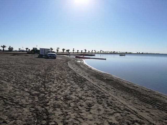 El Ayuntamiento regenera las playas del Mar Menor para recuperar la pérdida de arena por las lluvias - 1, Foto 1