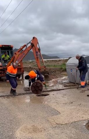 El ayuntamiento de Mazarrón sigue trabajando a pleno rendimiento para evitar que la lluvia cause desperfectos - 1, Foto 1