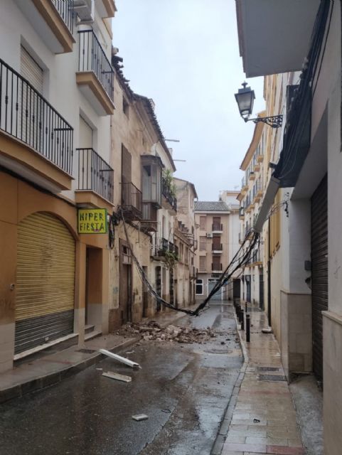Hay que acabar con los edificios ruinosos, los desprendimientos en la vía pública y el peligro para la vida y la integridad física de los lorquinos cada vez que llueve - 1, Foto 1