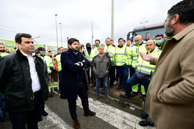 López Miras reclama al Gobierno central que baje ya los impuestos a los carburantes para garantizar la supervivencia del transporte - 2, Foto 2