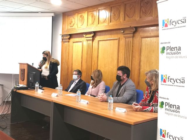 La directora del SEF entrega los certificados de profesionalidad a los alumnos con discapacidad de Feycsa - 2, Foto 2