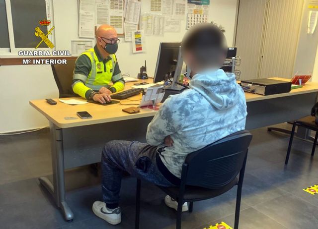 La Guardia Civil investiga al conductor de un turismo por circular en sentido contrario - 1, Foto 1