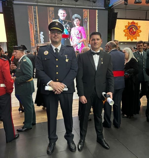 Dos agentes de la policía local de Blanca y el concejal de Seguridad Ciudadana reciben la medalla al mérito de los Santos Ángeles Custodios - 1, Foto 1