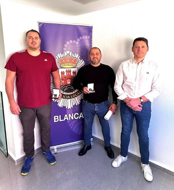 Dos agentes de la policía local de Blanca y el concejal de Seguridad Ciudadana reciben la medalla al mérito de los Santos Ángeles Custodios - 2, Foto 2