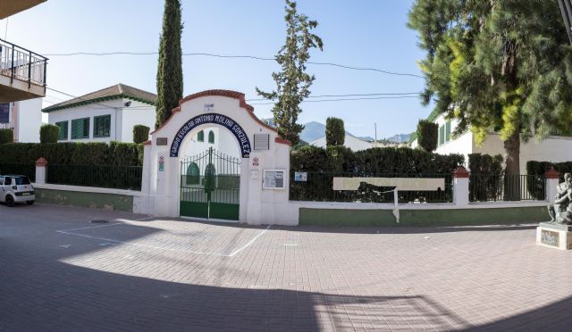 El alcalde de Blanca y la comunidad educativa del CEIP Antonio Molina presentan al consejero de Educación una propuesta de ampliación del centro que responde a sus necesidades educativas reales - 1, Foto 1