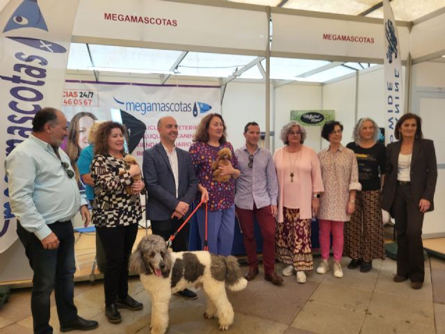 El Ayuntamiento entrega el I Premio Molina Ciudad Amiga de los Animales 2023 a la Asociación Protectora de Animales de Molina de Segura, el Programa CER, Virginia Hernández Gómez y Raúl Mérida Gordillo - 1, Foto 1