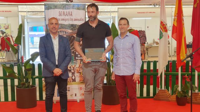 El Ayuntamiento entrega el I Premio Molina Ciudad Amiga de los Animales 2023 a la Asociación Protectora de Animales de Molina de Segura, el Programa CER, Virginia Hernández Gómez y Raúl Mérida Gordillo - 3, Foto 3