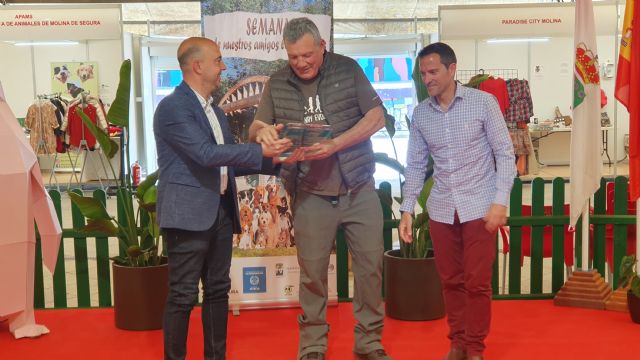 El Ayuntamiento entrega el I Premio Molina Ciudad Amiga de los Animales 2023 a la Asociación Protectora de Animales de Molina de Segura, el Programa CER, Virginia Hernández Gómez y Raúl Mérida Gordillo - 4, Foto 4