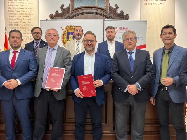 El Ayuntamiento de Lorca recibe del Colegio de Economistas un informe que recoge las potencialidades industriales del municipio - 1, Foto 1