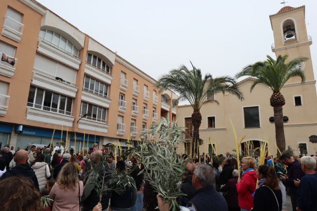 Cientos de pinatarenses acompañan la imagen de Jesús Triunfante en el Domingo de Ramos - 2, Foto 2