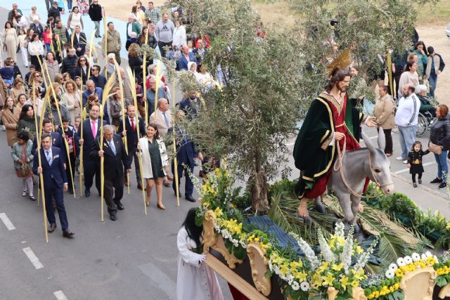 Cientos de pinatarenses acompañan la imagen de Jesús Triunfante en el Domingo de Ramos - 4, Foto 4