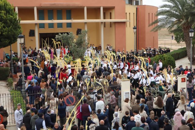 Cientos de pinatarenses acompañan la imagen de Jesús Triunfante en el Domingo de Ramos - 5, Foto 5