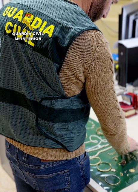 La Guardia Civil detiene a un operario por hurtar de un comercio 3.000 euros en joyas - 2, Foto 2