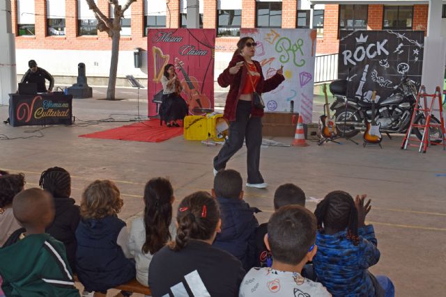 Los alumnos del colegio Valentín Buendía se mueven al ritmo de las músicas en su V Semana Cultural - 5, Foto 5