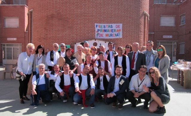 Juventud colabora con los internos del centro penitenciario Murcia I en la celebración de sus Fiestas de Primavera - 1, Foto 1