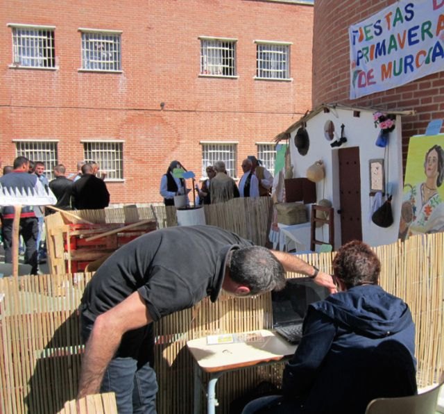 Juventud colabora con los internos del centro penitenciario Murcia I en la celebración de sus Fiestas de Primavera - 2, Foto 2