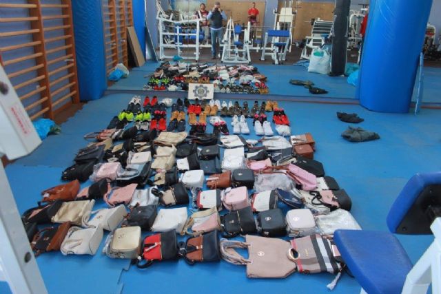 La Policia Local decomisa 89 articulos de imitacion en el mercadillo de Cabo de Palos - 1, Foto 1