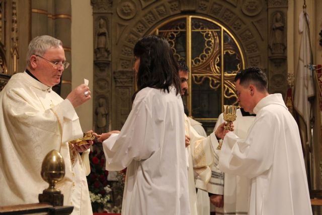 Quince adultos reciben los Sacramentos de Iniciación Cristiana en la Catedral - 4, Foto 4