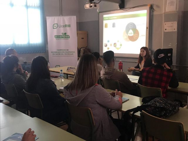 Organizan una charla informativa sobre reciclaje en la Escuela de Adultos de Totana, Foto 2
