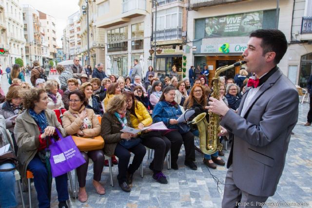 La Plaza del Icue se convirtió en un mar de letras con una lectura encadenada de textos - 1, Foto 1
