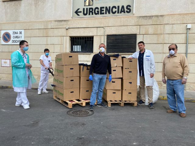 El grupo de voluntari@s de apoyo a los sanitarios de la Región de Murcia entregan sus últimos envíos de batas para los hospitales - 3, Foto 3